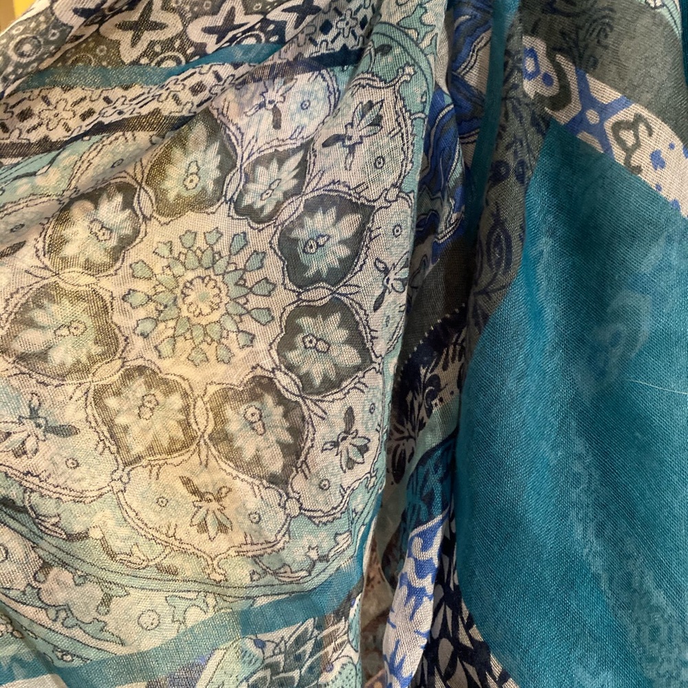 2 printed scarves - Picture 2 of 3